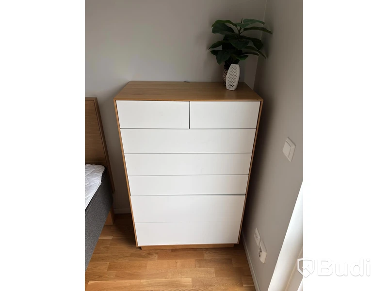 Inventarier till fullt möblerad enrummare - se alla bilder för komplett innehåll