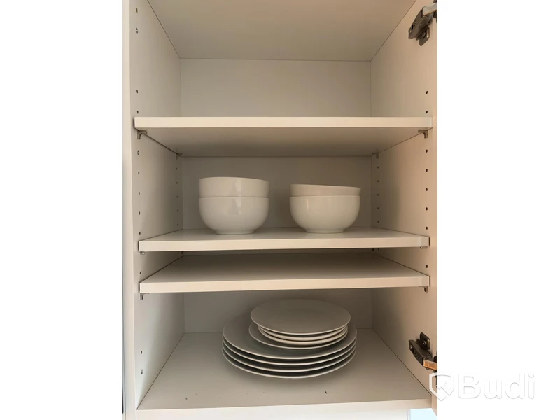 Inventarier till fullt möblerad enrummare - se alla bilder för komplett innehåll