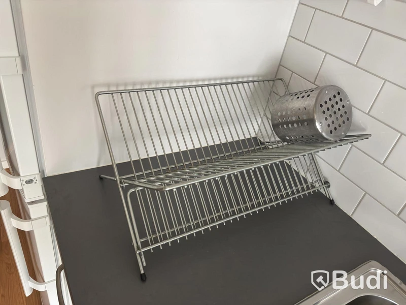 Inventarier till fullt möblerad enrummare - se alla bilder för komplett innehåll