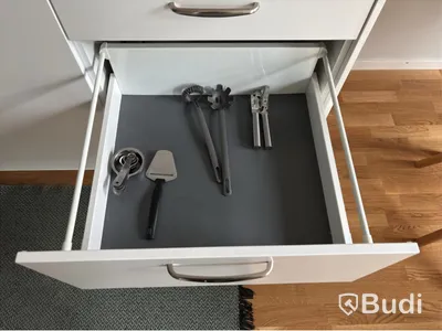 Inventarier till fullt möblerad enrummare - se alla bilder för komplett innehåll
