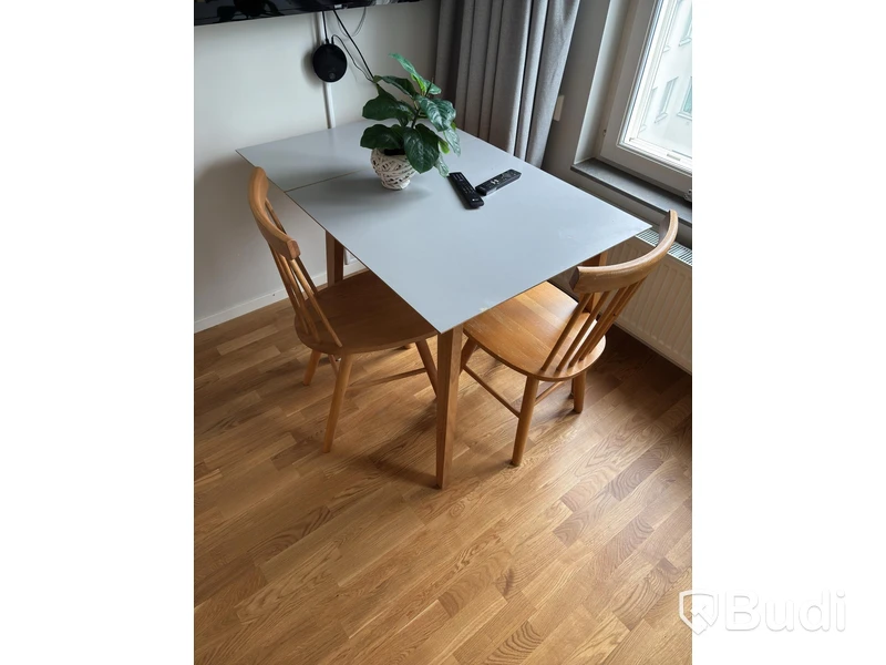Inventarier till fullt möblerad enrummare - se alla bilder för komplett innehåll