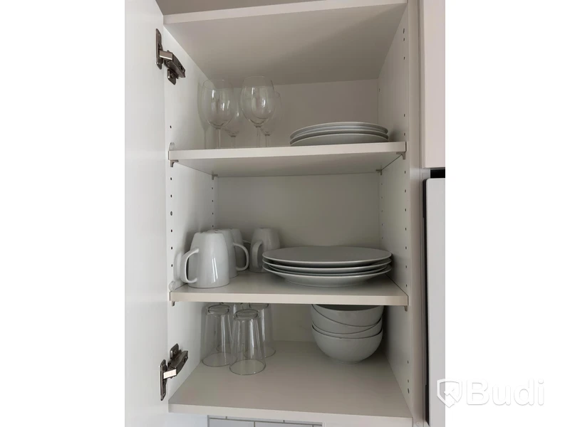Inventarier till fullt möblerad enrummare - se alla bilder för komplett innehåll