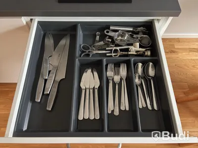 Inventarier till fullt möblerad enrummare - se alla bilder för komplett innehåll