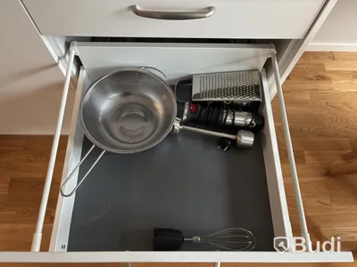 Inventarier till fullt möblerad enrummare - se alla bilder för komplett innehåll