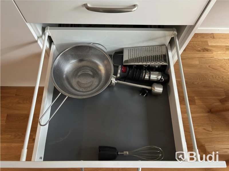 Inventarier till fullt möblerad enrummare - se alla bilder för komplett innehåll