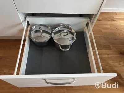 Inventarier till fullt möblerad enrummare - se alla bilder för komplett innehåll
