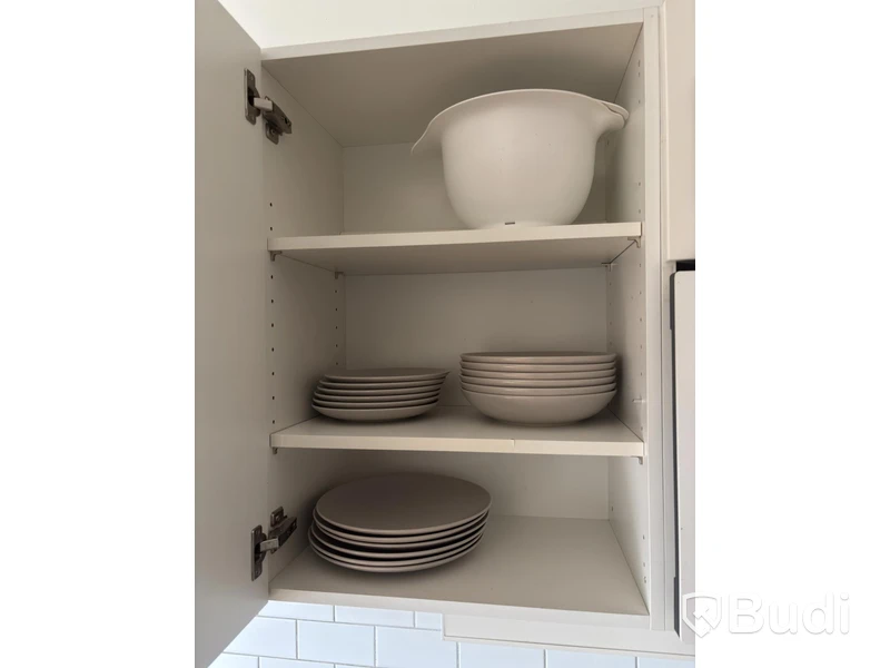 Inventarier till fullt möblerad enrummare - se alla bilder för komplett innehåll