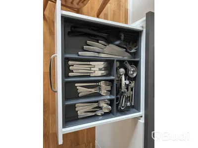 Inventarier till fullt möblerad enrummare - se alla bilder för komplett innehåll