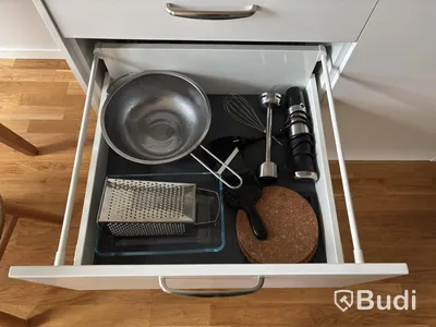 Inventarier till fullt möblerad enrummare - se alla bilder för komplett innehåll