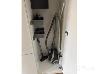 Inventarier till fullt möblerad enrummare - se alla bilder för komplett innehåll