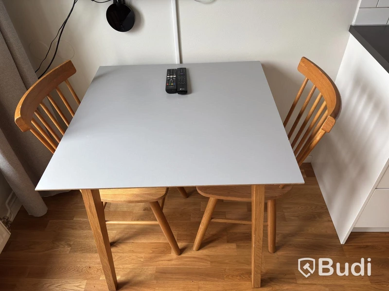 Inventarier till fullt möblerad enrummare - se alla bilder för komplett innehåll