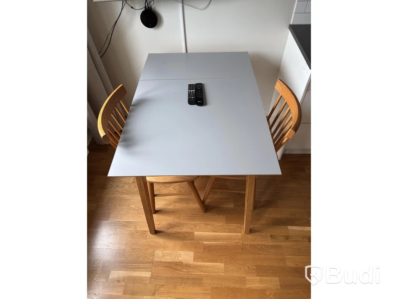 Inventarier till fullt möblerad enrummare - se alla bilder för komplett innehåll