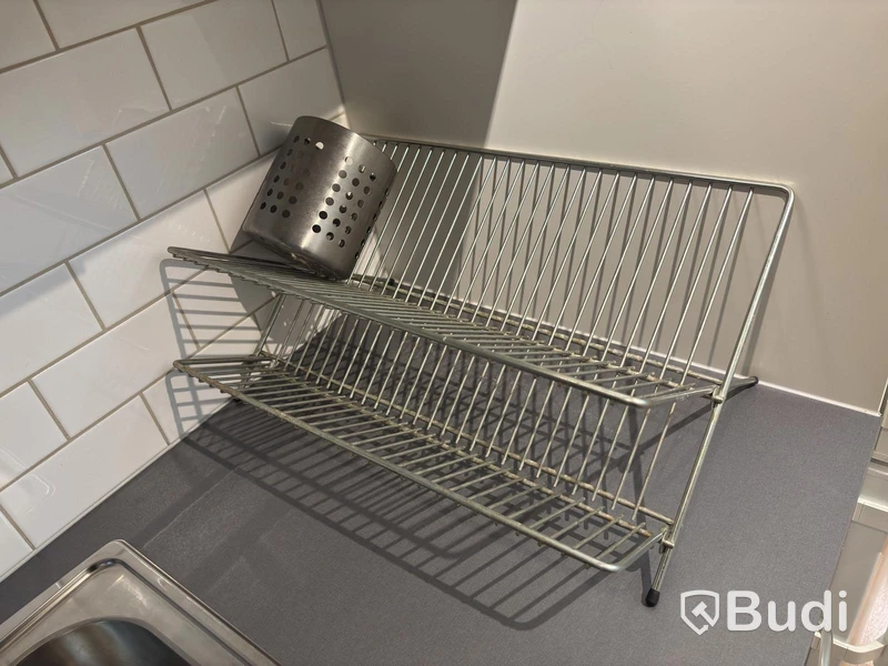 Inventarier till fullt möblerad enrummare - se alla bilder för komplett innehåll