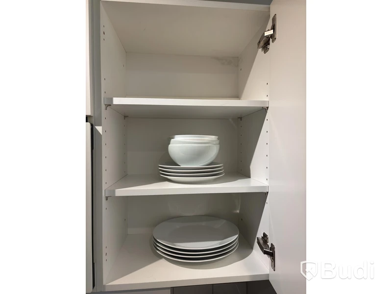 Inventarier till fullt möblerad enrummare - se alla bilder för komplett innehåll