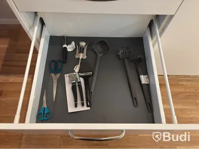 Inventarier till fullt möblerad enrummare - se alla bilder för komplett innehåll