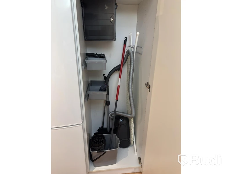 Inventarier till fullt möblerad enrummare - se alla bilder för komplett innehåll