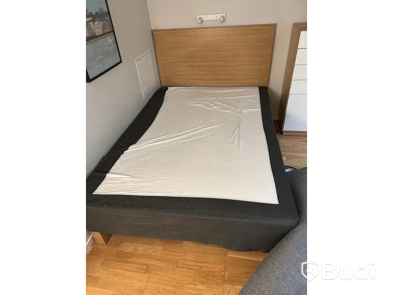 Inventarier till fullt möblerad enrummare - se alla bilder för komplett innehåll