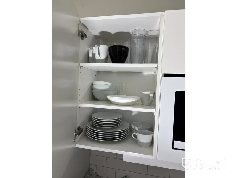 Inventarier till fullt möblerad enrummare - se alla bilder för komplett innehåll