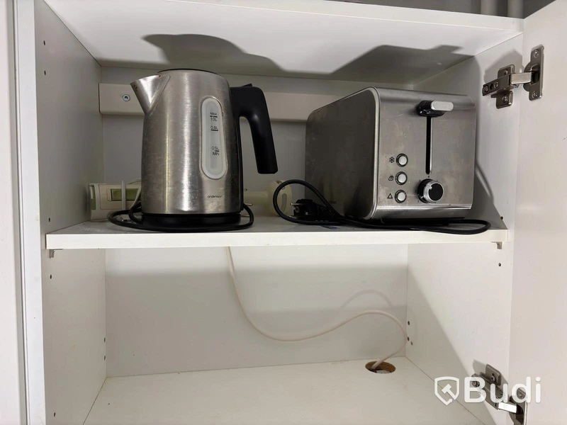Inventarier till fullt möblerad enrummare - se alla bilder för komplett innehåll