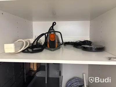 Inventarier till fullt möblerad enrummare - se alla bilder för komplett innehåll