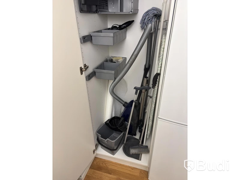 Inventarier till fullt möblerad enrummare - se alla bilder för komplett innehåll