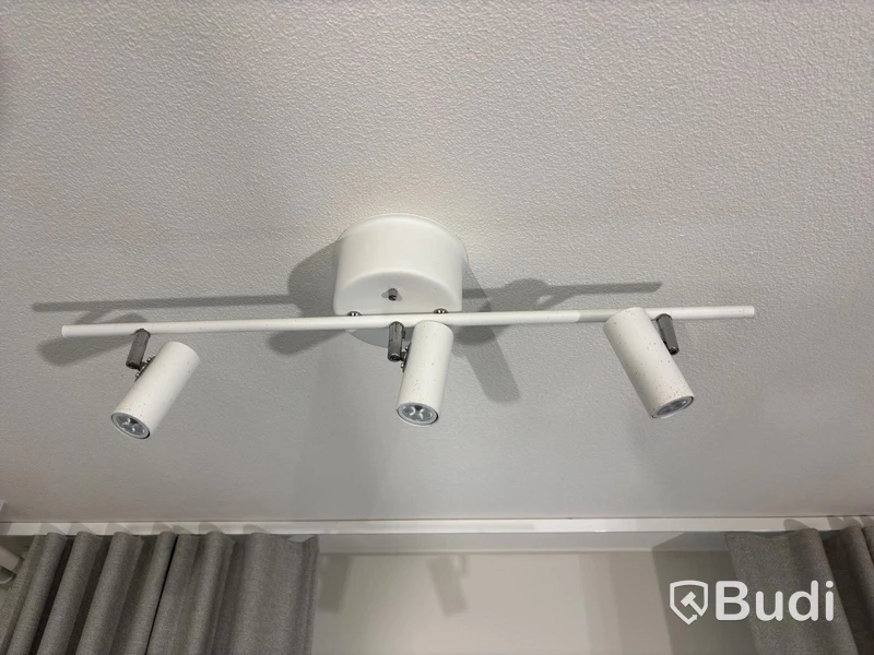 Inventarier till fullt möblerad enrummare - se alla bilder för komplett innehåll