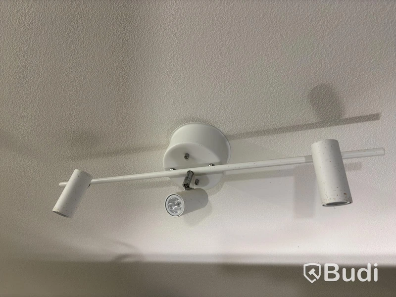 Inventarier till fullt möblerad enrummare - se alla bilder för komplett innehåll