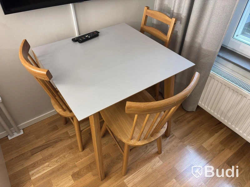 Inventarier till fullt möblerad enrummare - se alla bilder för komplett innehåll