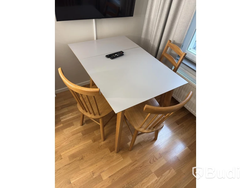 Inventarier till fullt möblerad enrummare - se alla bilder för komplett innehåll