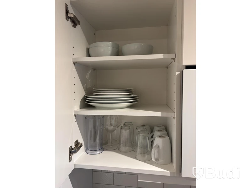 Inventarier till fullt möblerad enrummare - se alla bilder för komplett innehåll