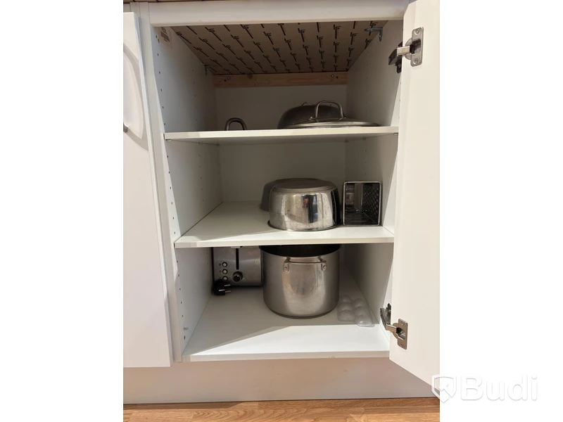 Inventarier till fullt möblerad enrummare - se alla bilder för komplett innehåll
