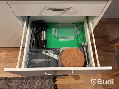 Inventarier till fullt möblerad enrummare - se alla bilder för komplett innehåll