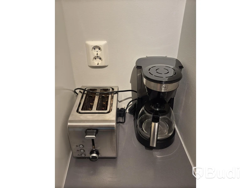 Inventarier till fullt möblerad enrummare - se alla bilder för komplett innehåll