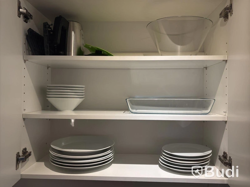 Inventarier till fullt möblerad enrummare - se alla bilder för komplett innehåll