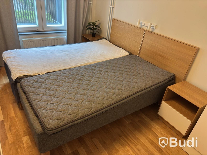 Inventarier till fullt möblerad enrummare - se alla bilder för komplett innehåll
