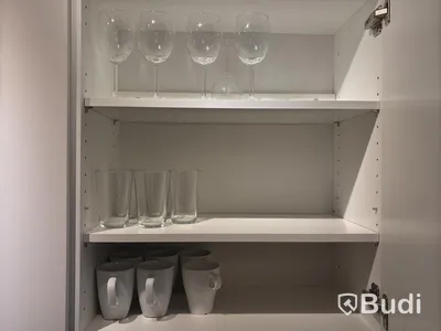 Inventarier till fullt möblerad enrummare - se alla bilder för komplett innehåll