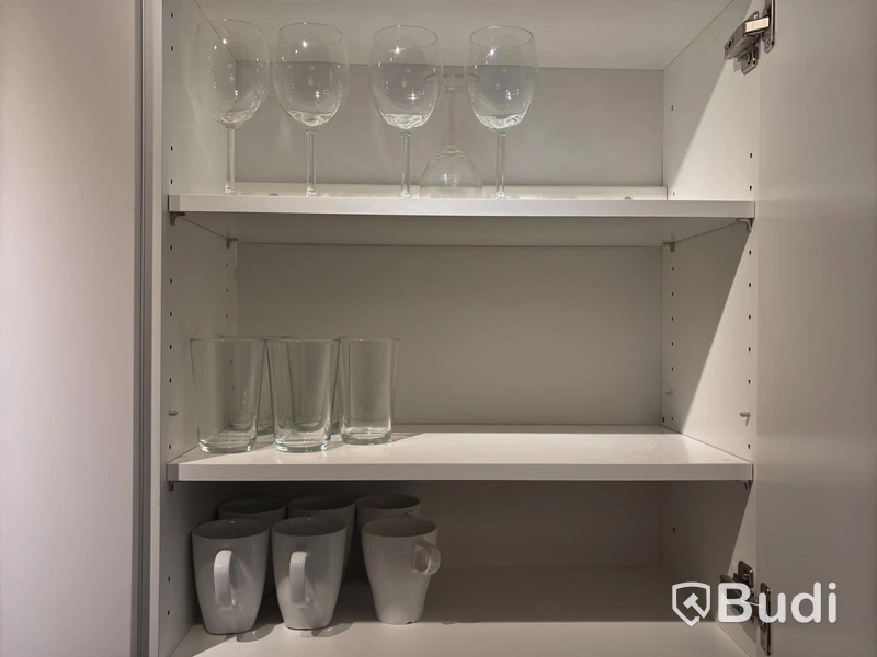 Inventarier till fullt möblerad enrummare - se alla bilder för komplett innehåll