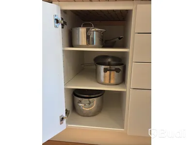 Inventarier till fullt möblerad enrummare - se alla bilder för komplett innehåll