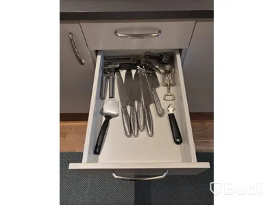 Inventarier till fullt möblerad enrummare - se alla bilder för komplett innehåll