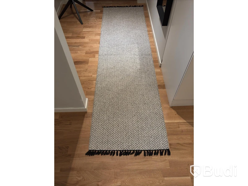 Inventarier till fullt möblerad enrummare - se alla bilder för komplett innehåll