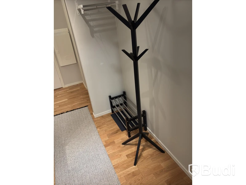 Inventarier till fullt möblerad enrummare - se alla bilder för komplett innehåll