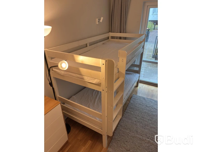 Inventarier till fullt möblerad enrummare - se alla bilder för komplett innehåll
