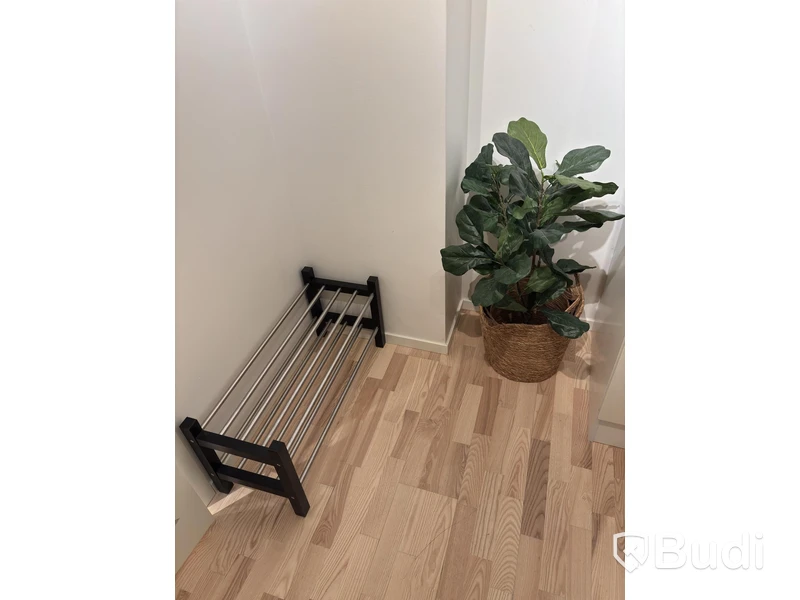 Inventarier till fullt möblerad enrummare - se alla bilder för komplett innehåll