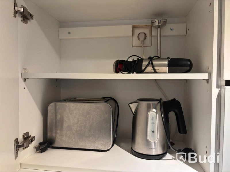 Inventarier till fullt möblerad enrummare - se alla bilder för komplett innehåll