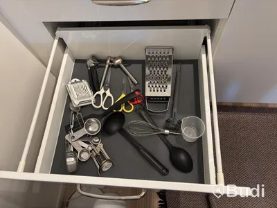 Inventarier till fullt möblerad enrummare - se alla bilder för komplett innehåll