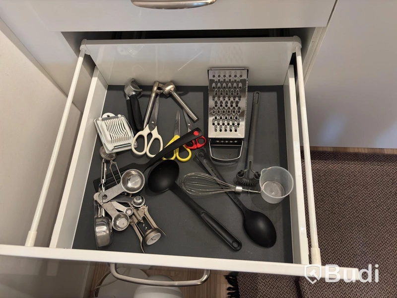 Inventarier till fullt möblerad enrummare - se alla bilder för komplett innehåll