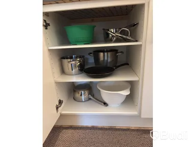 Inventarier till fullt möblerad enrummare - se alla bilder för komplett innehåll