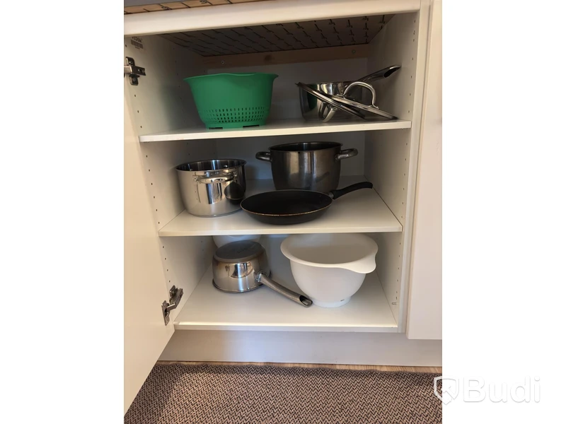 Inventarier till fullt möblerad enrummare - se alla bilder för komplett innehåll