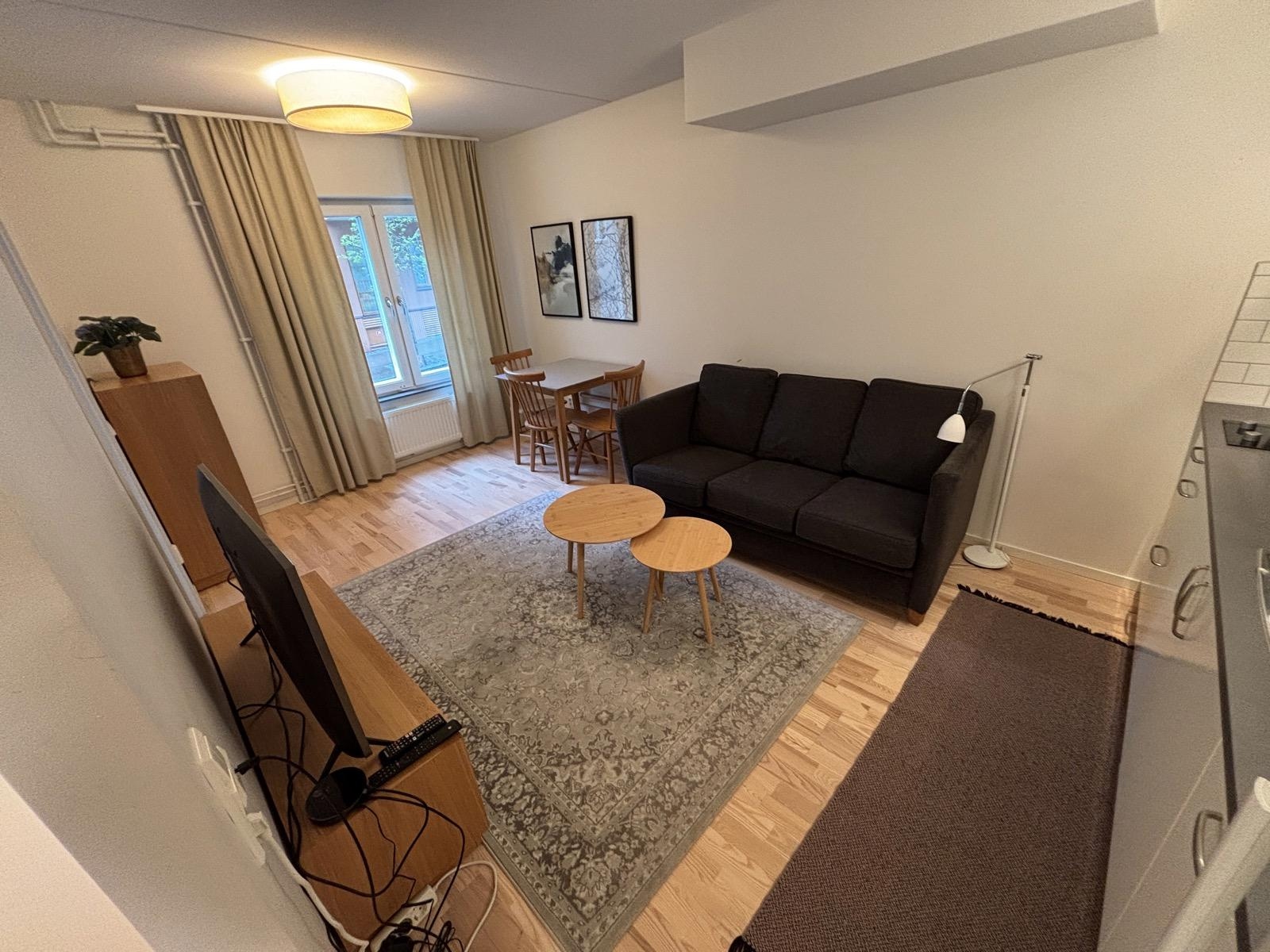 Inventarier till fullt möblerad enrummare - se alla bilder för komplett innehåll