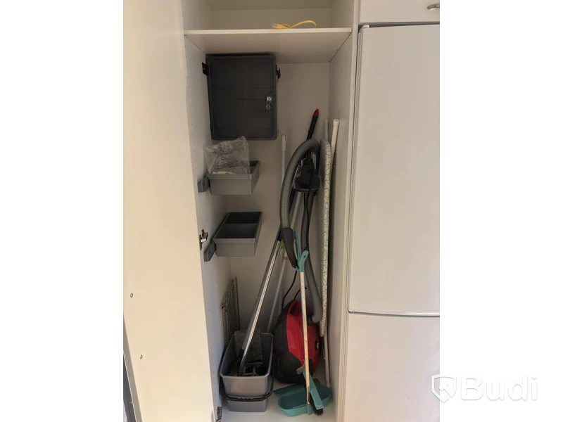 Inventarier till fullt möblerad enrummare - se alla bilder för komplett innehåll